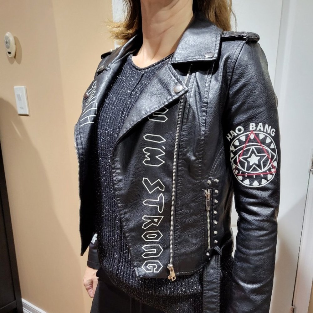 Yilanuoyi Black faux leather motorcycle short jacket with print size M- NWT